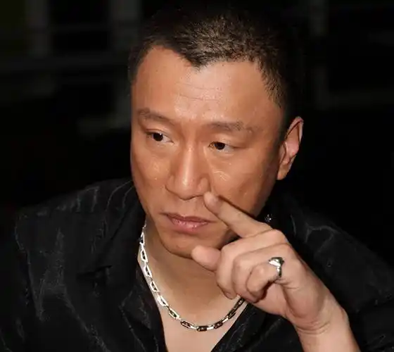 孙红雷西班牙被网友偶遇,面容憔悴身形消瘦,红裤子格外抢眼