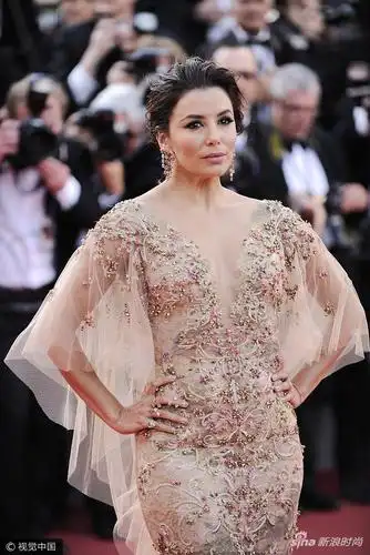 伊娃-朗格利亚亮相戛纳红毯 裸色深v大秀凹凸好身材