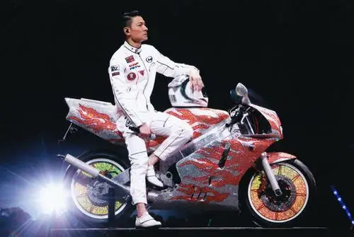 刘德华拍过不少电影,很多电影都与摩托车有关系