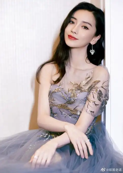 angelababy 一袭雾霾紫抹胸薄纱裙,飘逸的裙摆梦幻浪