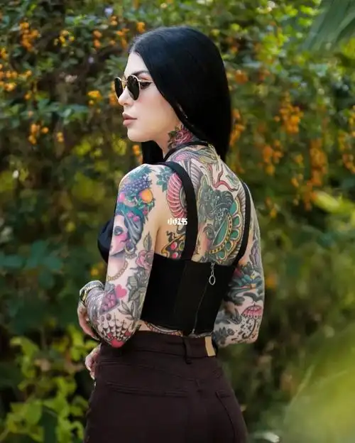 花臂女神这次有背面纹身的图片