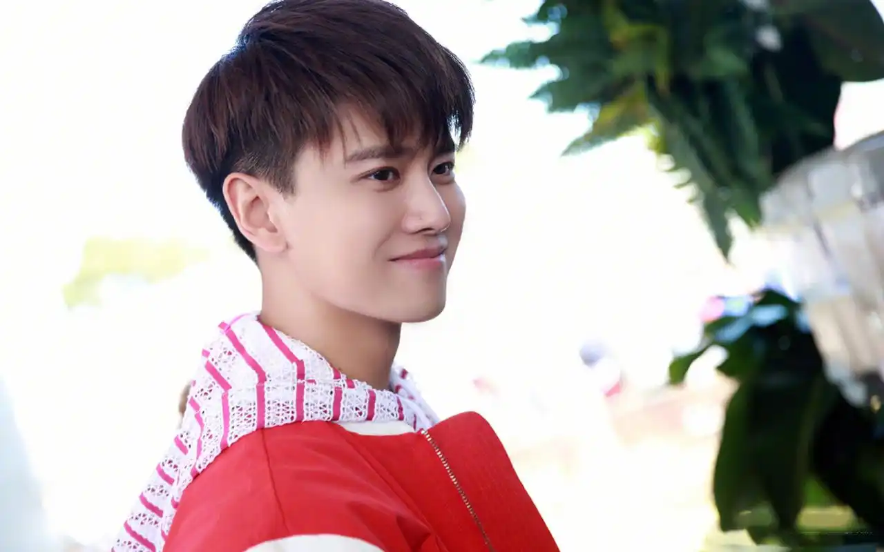 任嘉伦休闲帅气街拍图片电脑壁纸高清大图预览1920x1200_大陆明星下载