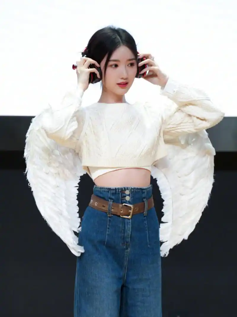 毛晓彤晒秋季造型,穿露脐毛衣搭配高腰牛仔裤,显瘦又显身高,妆容精致