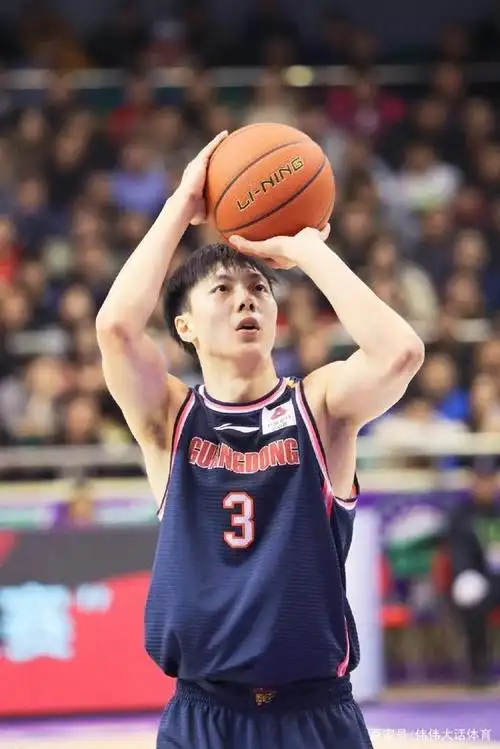 广东宏远颜值小子胡明轩,一年比一年的稳步成长