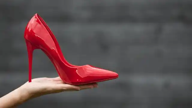 红色高跟鞋:鲜艳的色彩,绽放女性的魅力