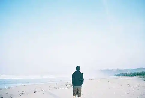 一个人走,一个人睡,一个人思索,一个人沉醉( 献给孤独的你)