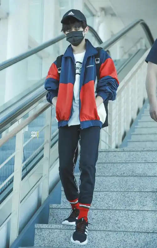 网友高铁站偶遇易烊千玺