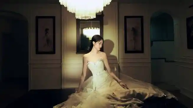 唐嫣分享美照,白色高叉礼服宛如新娘,黑色长裙英姿飒爽