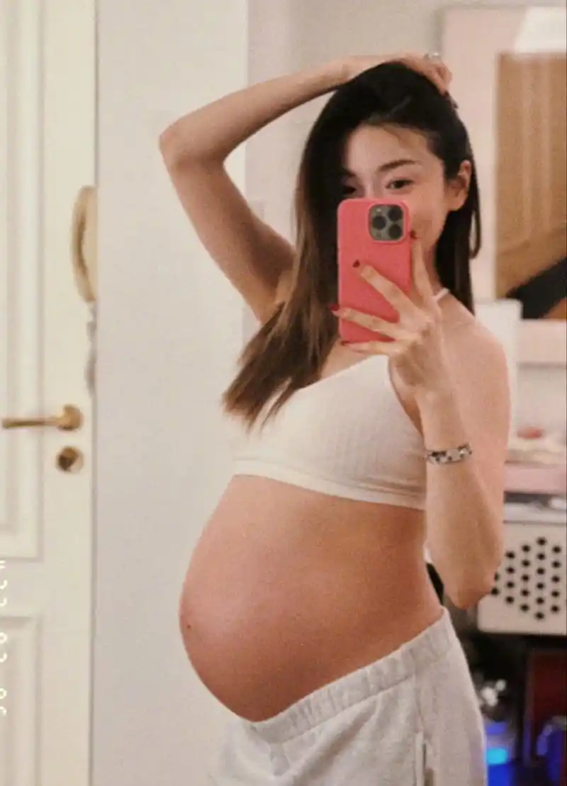 郑恺前女友程晓玥孕妇照,状态不错,照片没有p美,更显真实皮肤状态.