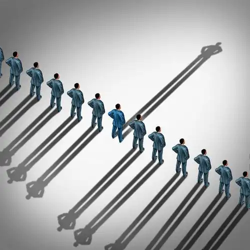 一 i>个 /i>商人的影子朝着相反的方向作为创新思维的业务 i>图 /i> i