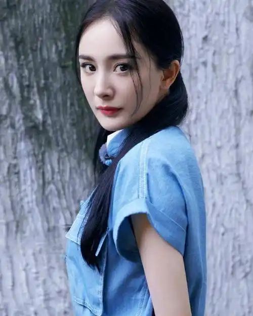 杨幂新中式穿搭活泼灵动双马尾发型减龄可爱