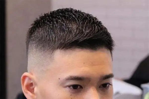 男生发型超短发铲两边是什么发型