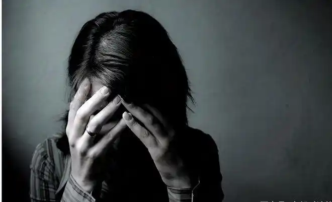 女子用绳子绑5个孩子跳海轻生被发现时已经死亡丈夫崩溃鞭尸