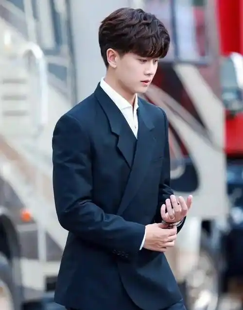 男明星太适合"短鬓角":肖战李现干净帅气,王俊凯少年感十足