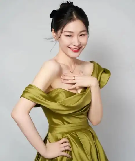 可爱的容颜,有趣的灵魂,丑女金靖这次终于惊艳了到了众人!