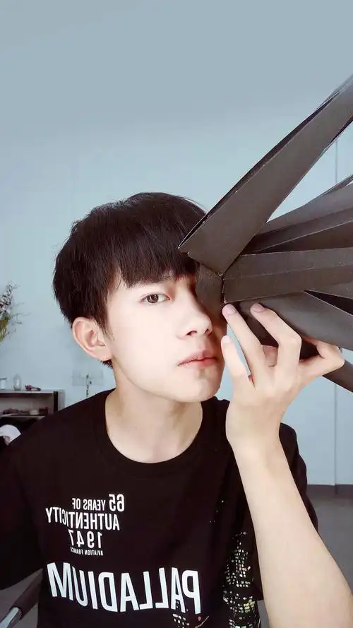 易烊千玺 #tfboys 微博更新去水印 自制手机壁纸手机桌面背景iphone