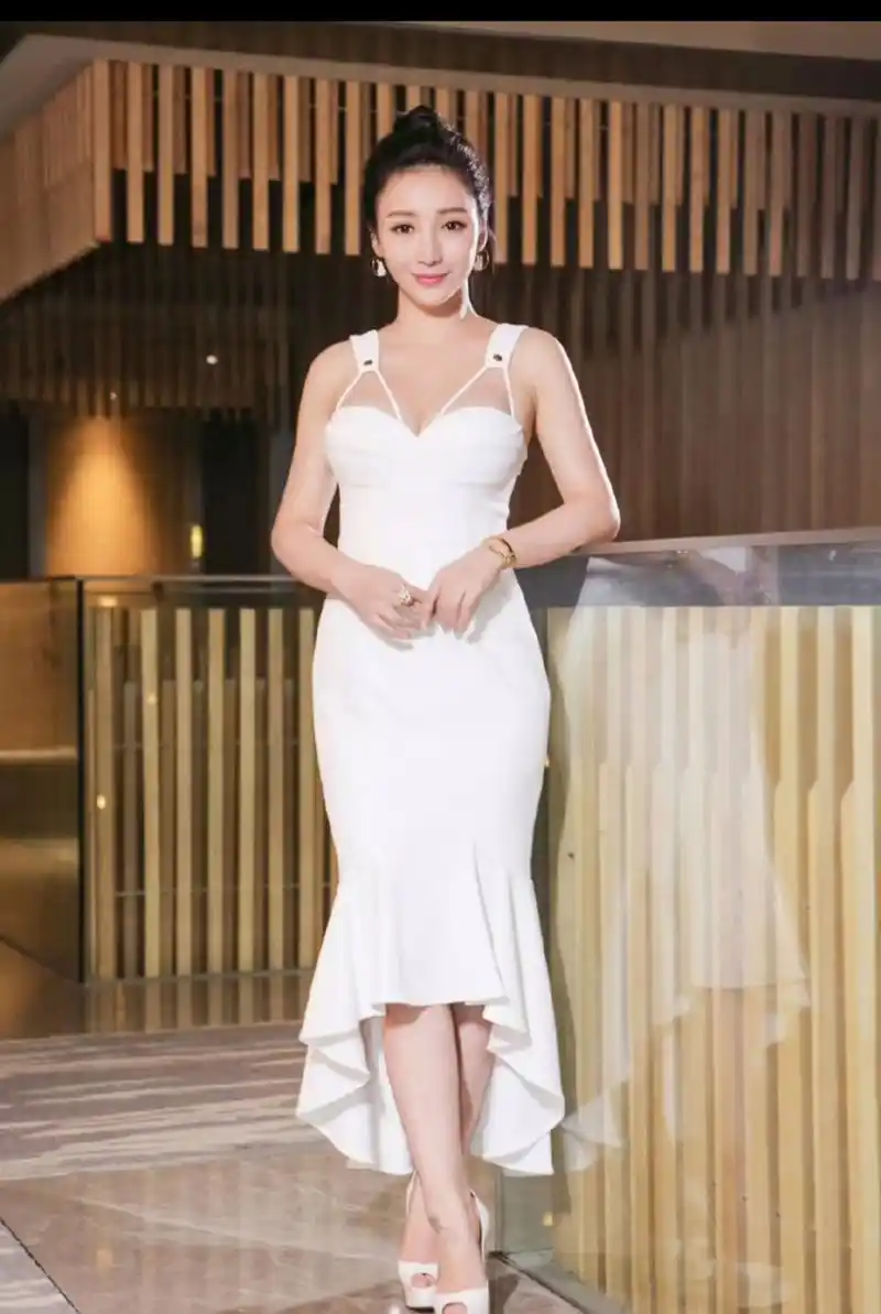 宛若白莲般优雅,柳岩身着洁白长裙,如诗如画.