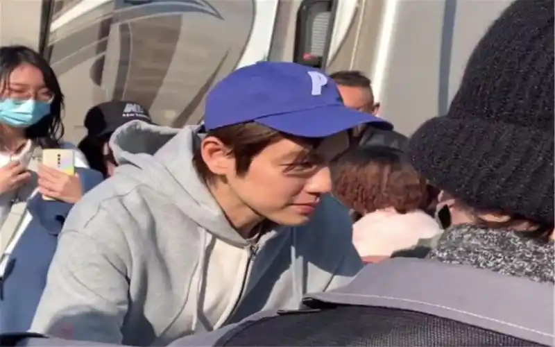 【明星演戏】偶遇钟汉良李小冉在拍戏 ,头一次这么近距离