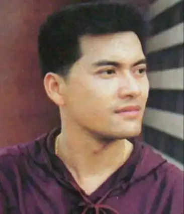 吕良伟是一位演员,他年轻时和现在67岁的时候面貌几乎没什么变化,让人