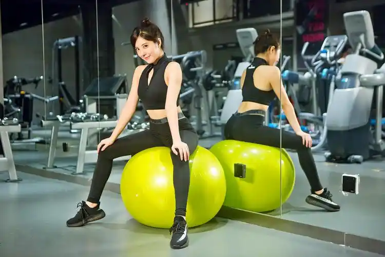 庄心妍个人资料及简历(宅男女神赵奕欢) - 散下步