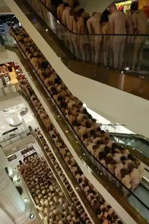 一次声势浩大的行为艺术.