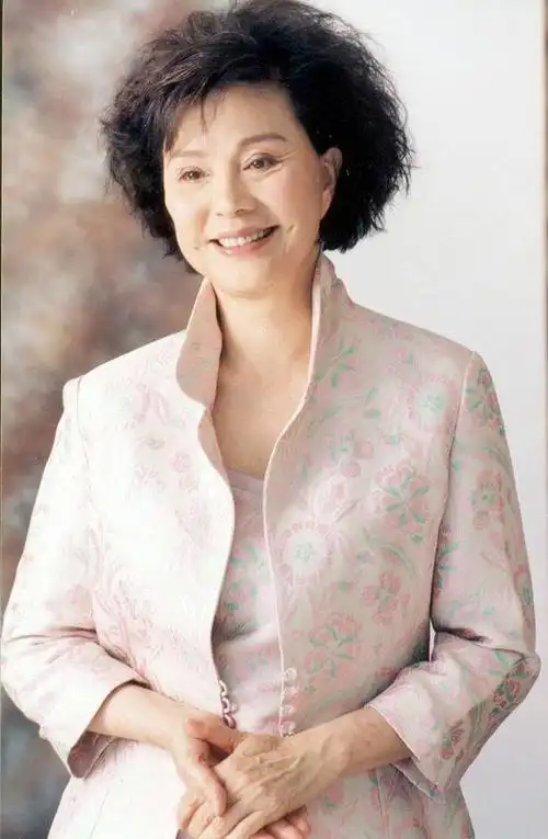 的穿搭,但我觉得经得起时间考验的老一辈女明星们的穿搭更值得借鉴