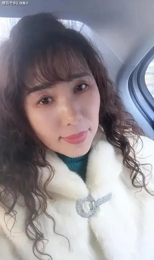 50岁的大姐气质不凡依然热爱美丽