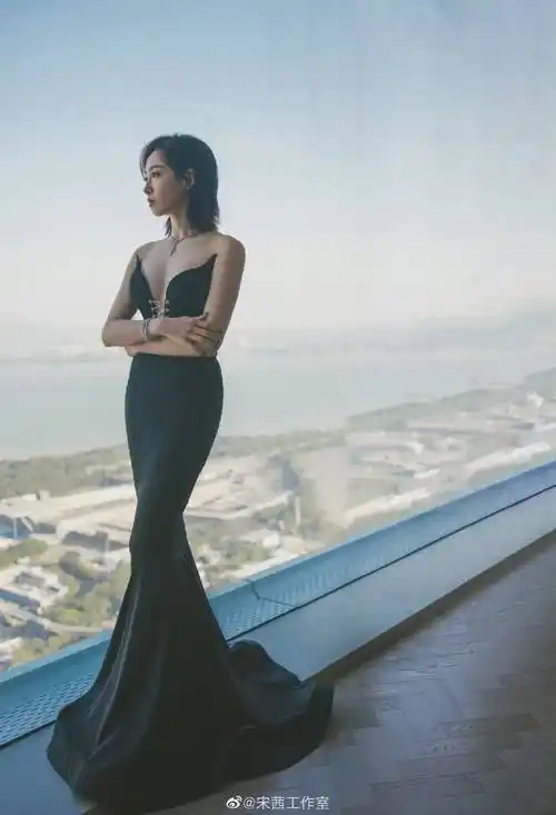 宋茜今日晚会造型黑色猫耳裙凸显窈窕身姿太美了