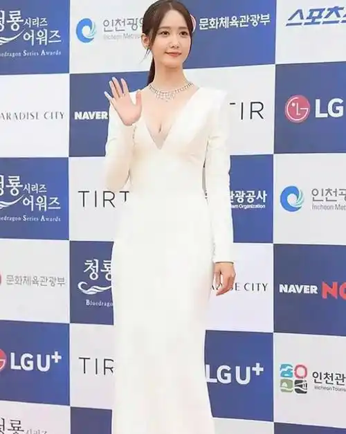 韩女星林允儿,身穿白色深v礼服裙出席活动,简约优雅,清纯可人_敬仰