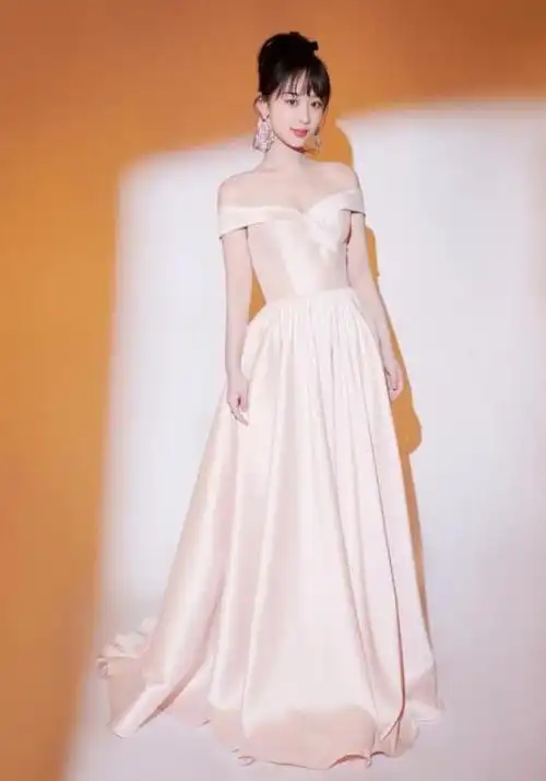杨紫长大后,穿衣越来越性感了,粉色深v裙造型,高贵典雅大气
