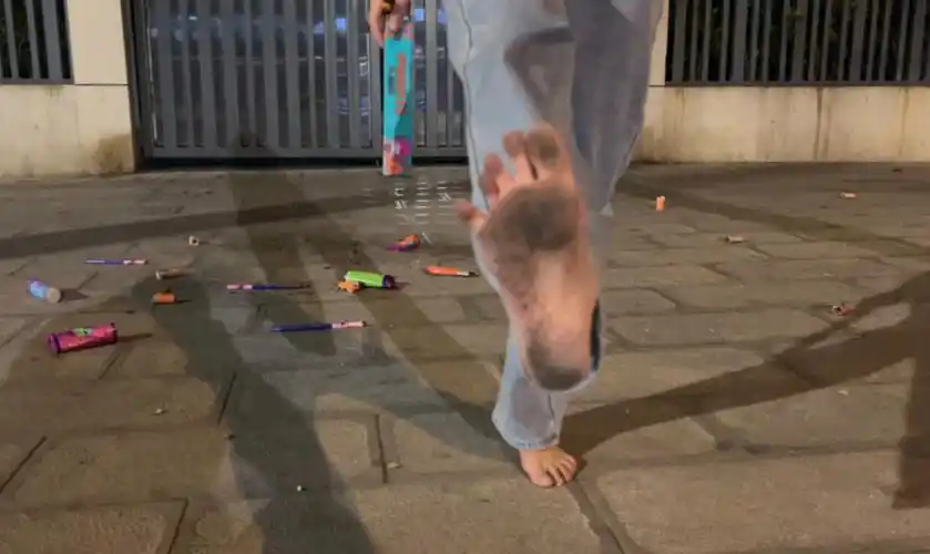 左左赤脚展示黑脚底