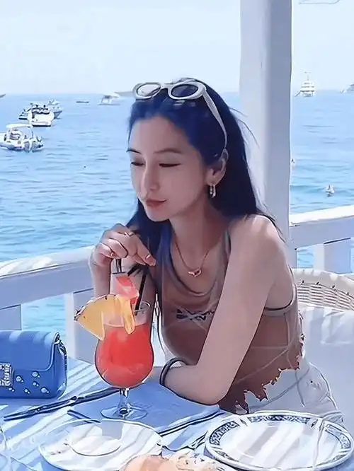 而在这个话题上,angelababy的穿衣自由无疑引发了众多热议.