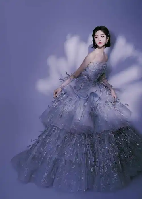 毛晓彤银色羽毛梦幻蓬蓬裙红毯造型,漂亮精致得像银河里的小仙女_玫瑰