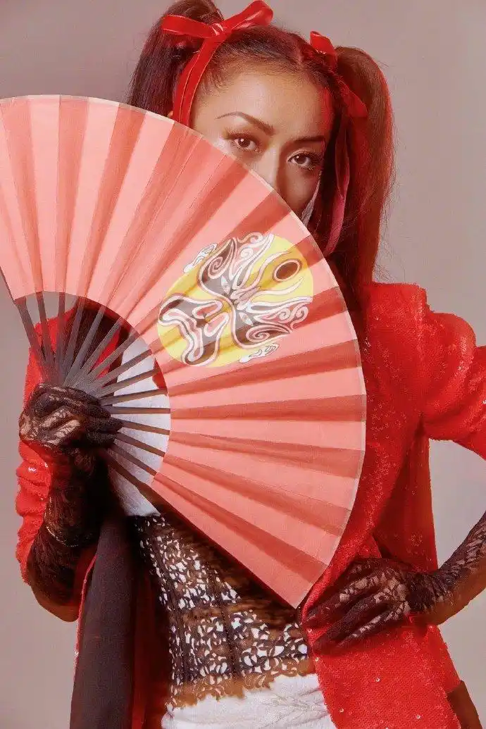 吉克隽逸双马尾短旗袍化身中国娃娃喜庆时髦写真