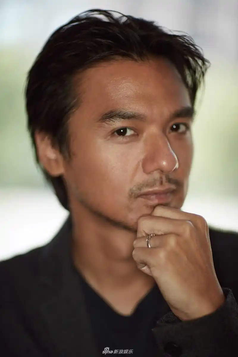 组图:美少年成美大叔!冯德伦胡子斑白大方亮出结婚戒指