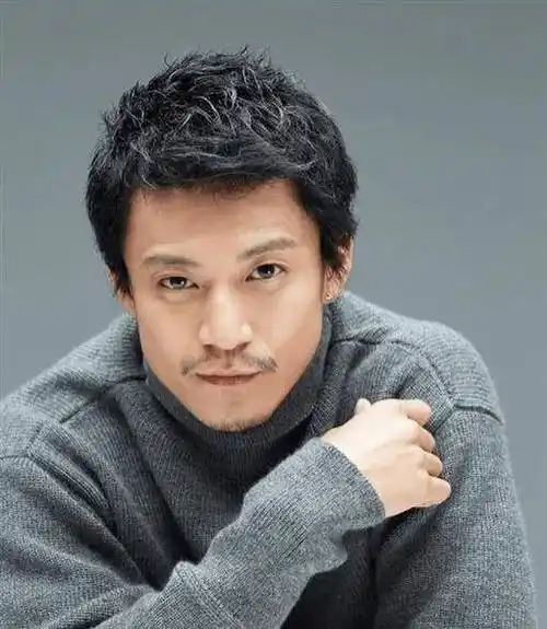 在最近几年里,小栗旬将自己的事业重心转向了幕后,并去年成为了所属