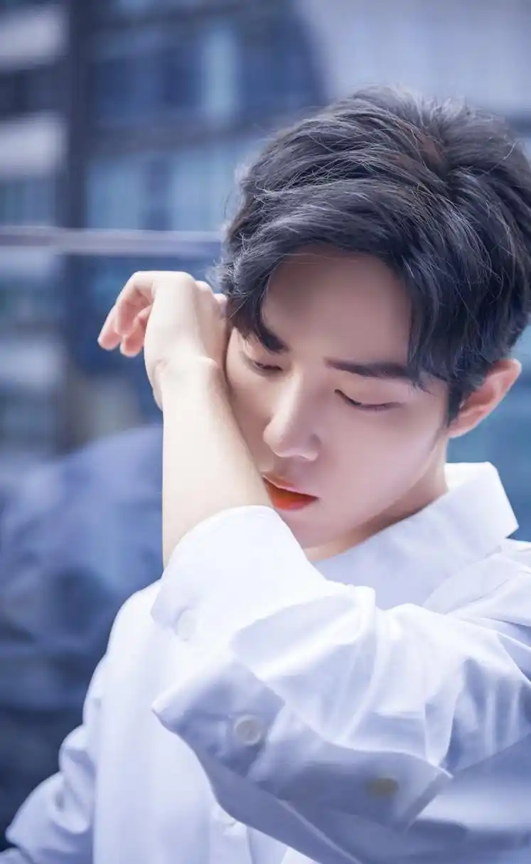 肖战白衣造型look,干干净净清清爽爽的大男孩,永远正能量,纯净的小赞.