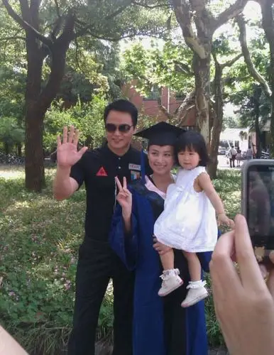 40岁张庭获硕士学位 老公抱女儿参加毕业礼