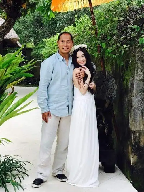 与丑男结婚的6位女星个个高颜值插在牛粪上一样幸福