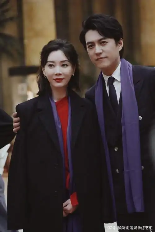 陈数靳东和钟南山院士参加宴会,席间开心交谈