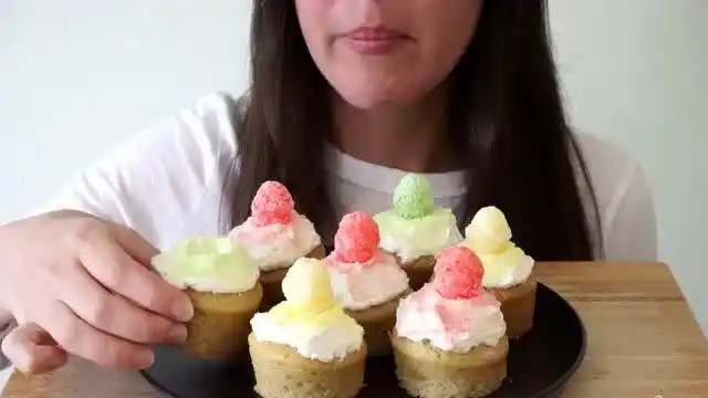 小姐姐吃三色糖球香草杯子蛋糕!默默咽口水啊!