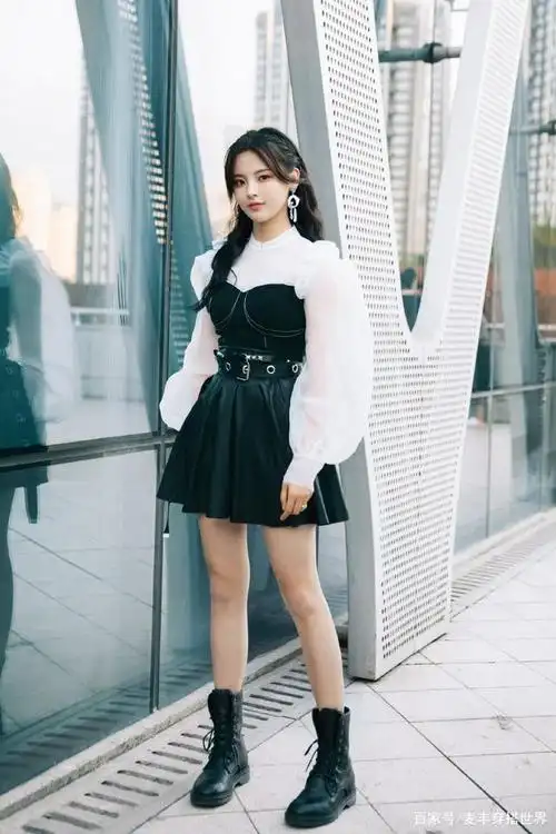 杨超越颜值真不低,穿灯笼袖透视衫配皮裙,秀美腿变漫画少女