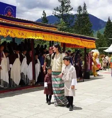 33岁不丹王后三胎孕照亮相!预产期在11月,波浪发型模仿凯特王妃