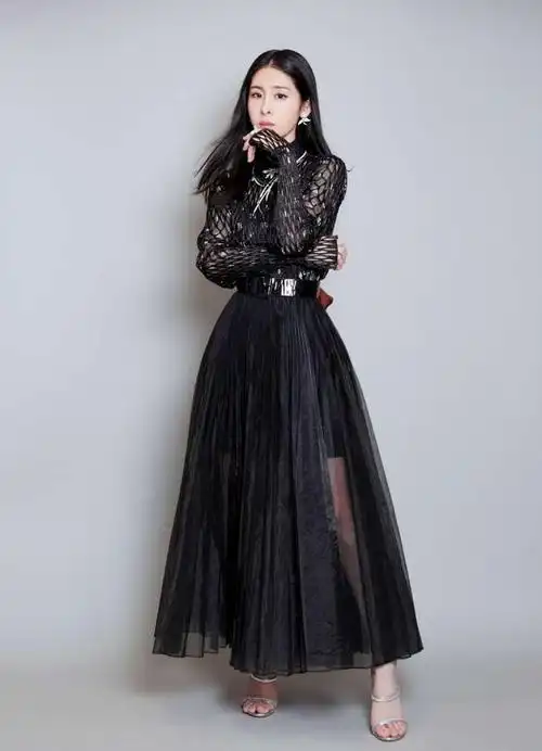 张碧晨变身冷艳女王极简黑白搭穿出不一样的优雅效果惊艳