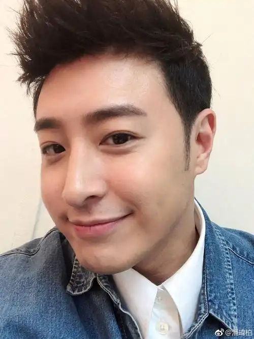 潘玮柏微博晒照"扮可爱" 网友日常感叹:你怎么都不老?__凤凰网
