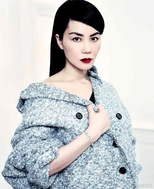 51岁王菲内衣广告曝光,身形纤瘦排骨胸抢镜,露锁骨美腿太性感