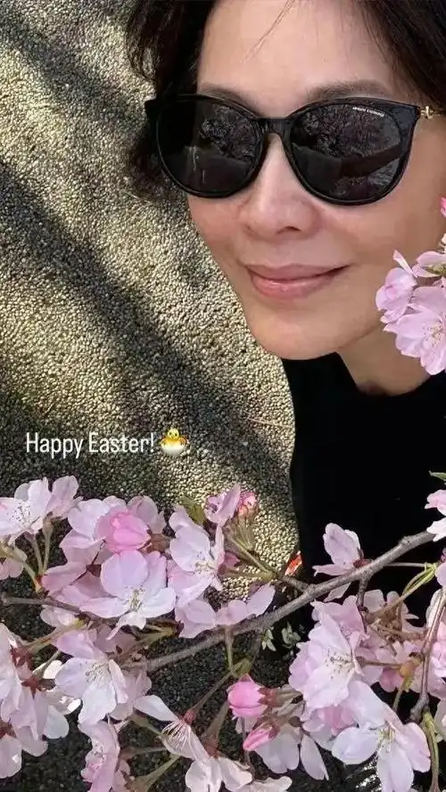 刘嘉玲晒素颜照,本人皮肤黝黑显健康,日本度假心情大好