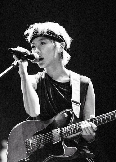 窦靖童为李嫣纹身 国际学校毕业不仅个性还温情