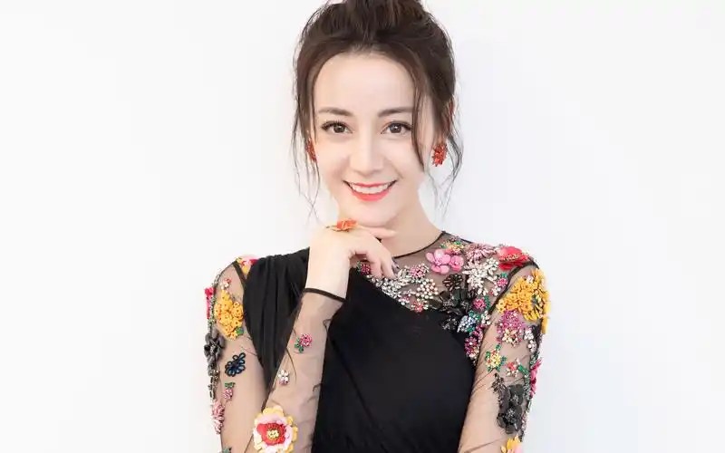 迪丽热巴刺绣连衣裙性感图片壁纸