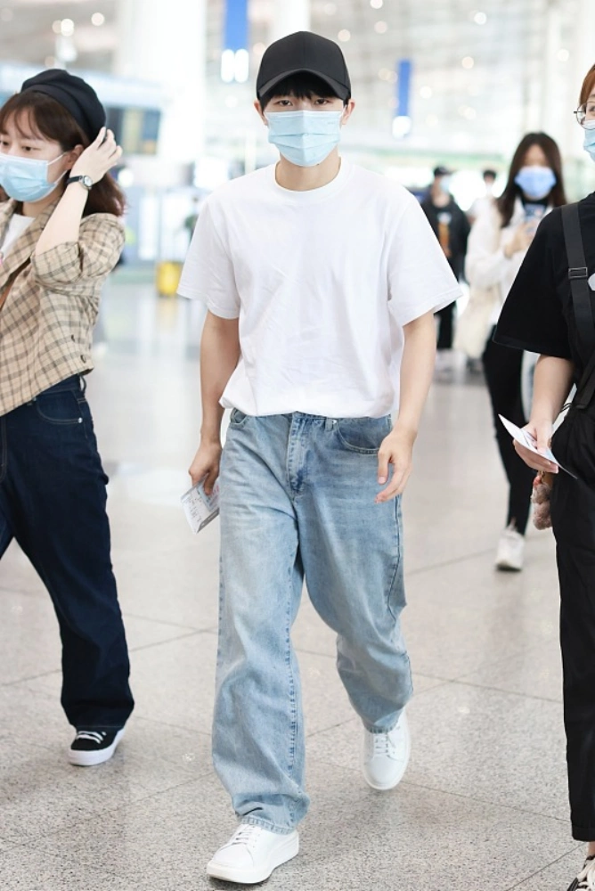 别看周深个子小可穿搭没失败过穿白t恤配牛仔裤像大学学长